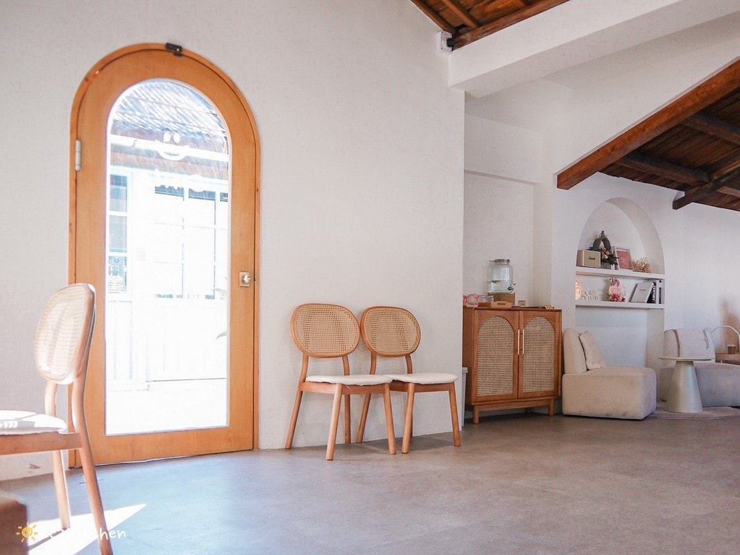 花蓮網美咖啡廳「Jiji Coffee 吉吉咖啡」，位於新城老街上、佳興檸檬汁旁～北海道生乳舒芙蕾專賣店、易開罐式咖啡飲品超吸睛！可外帶也可內用。