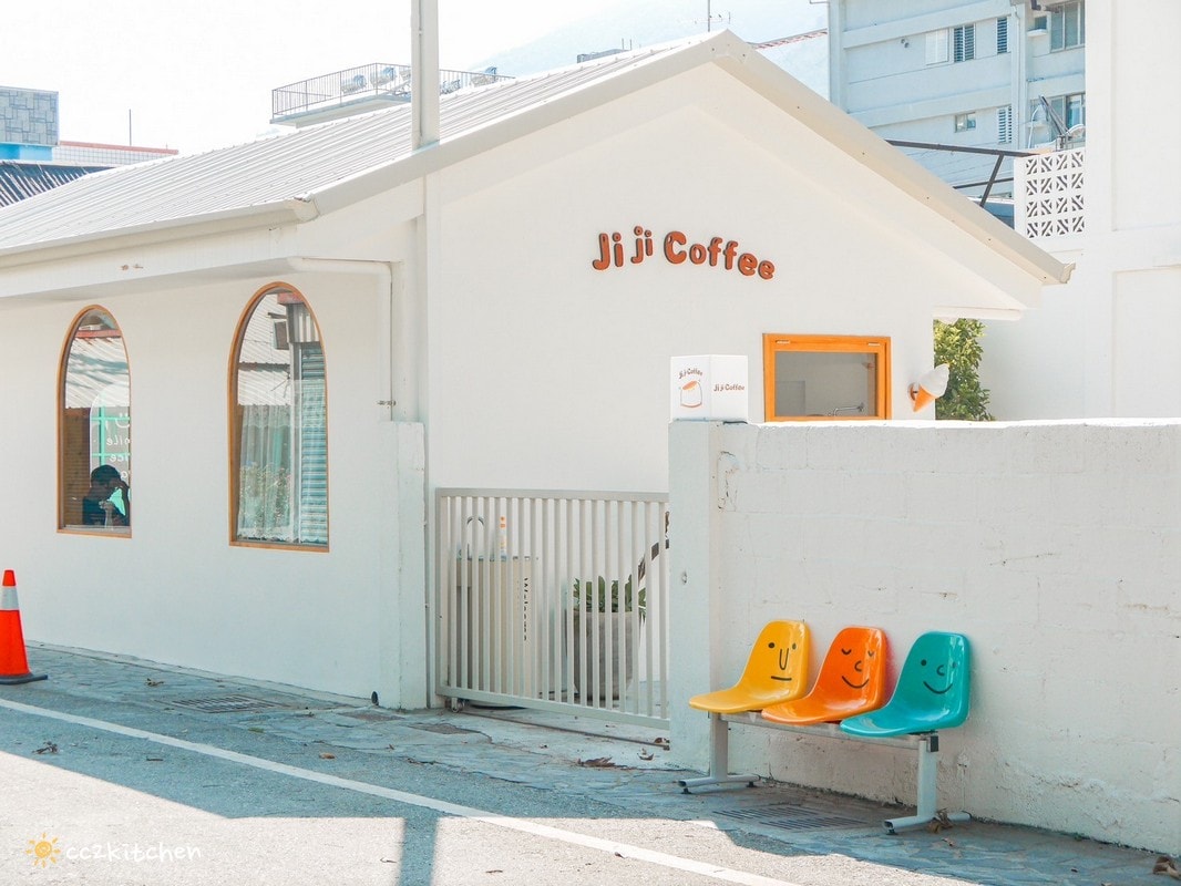 花蓮網美咖啡廳「Jiji Coffee 吉吉咖啡」，位於新城老街上、佳興檸檬汁旁～北海道生乳舒芙蕾專賣店、易開罐式咖啡飲品超吸睛！可外帶也可內用。