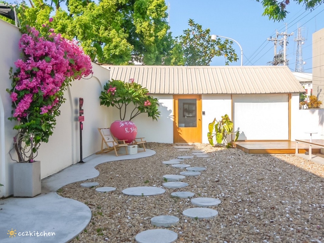 花蓮網美咖啡廳「Jiji Coffee 吉吉咖啡」，位於新城老街上、佳興檸檬汁旁～北海道生乳舒芙蕾專賣店、易開罐式咖啡飲品超吸睛！可外帶也可內用。