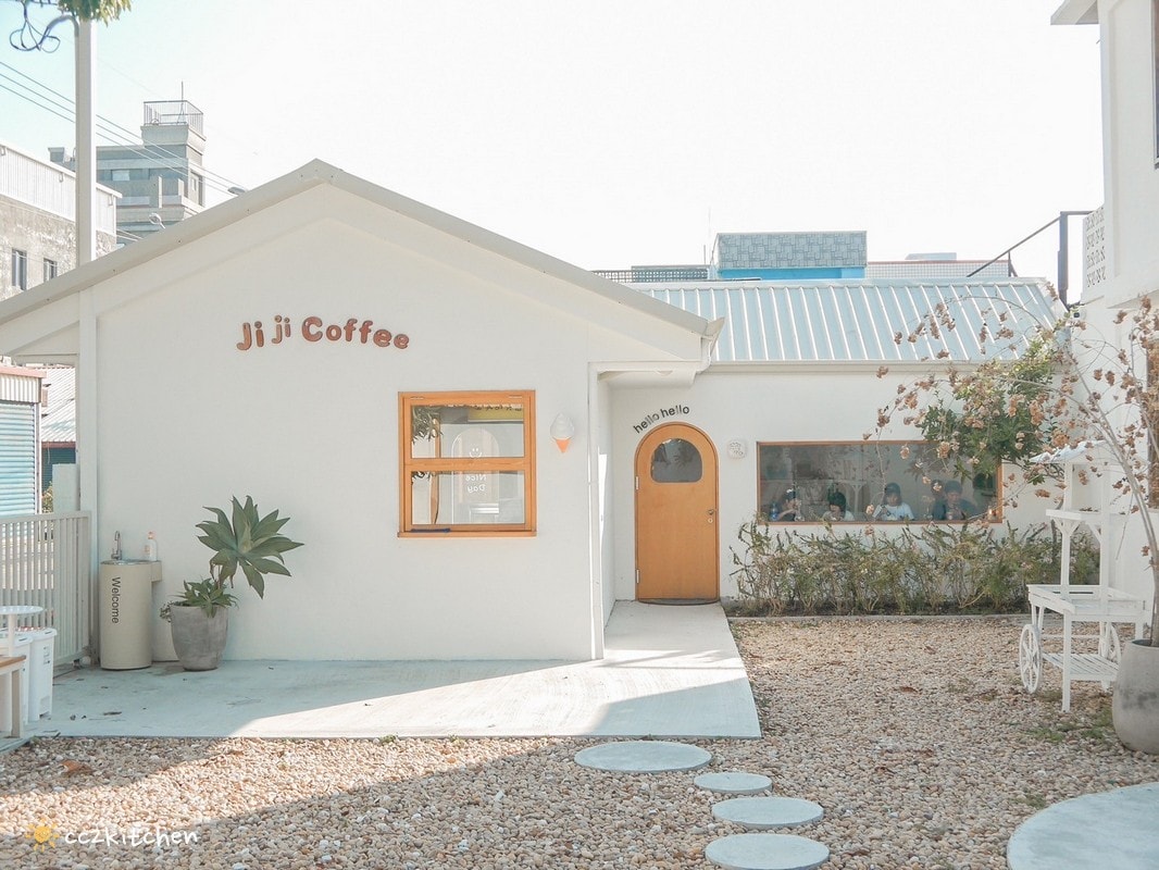 花蓮網美咖啡廳「Jiji Coffee 吉吉咖啡」，位於新城老街上、佳興檸檬汁旁～北海道生乳舒芙蕾專賣店、易開罐式咖啡飲品超吸睛！可外帶也可內用。