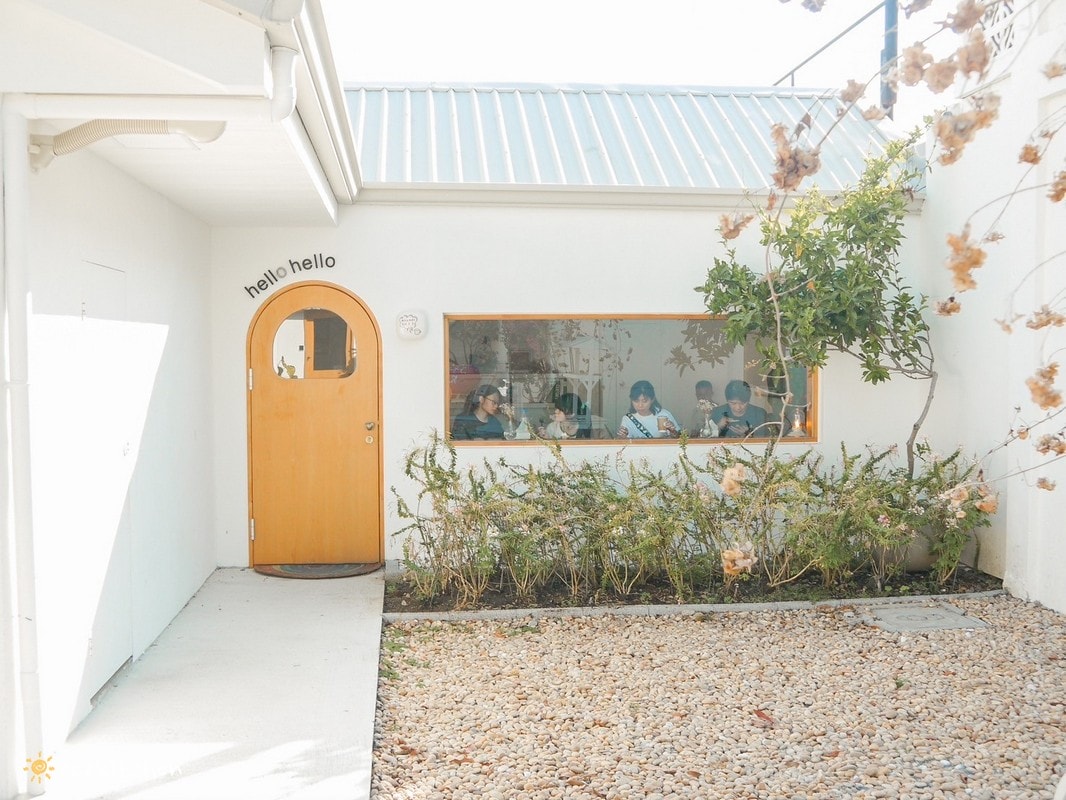 花蓮網美咖啡廳「Jiji Coffee 吉吉咖啡」，位於新城老街上、佳興檸檬汁旁～北海道生乳舒芙蕾專賣店、易開罐式咖啡飲品超吸睛！可外帶也可內用。