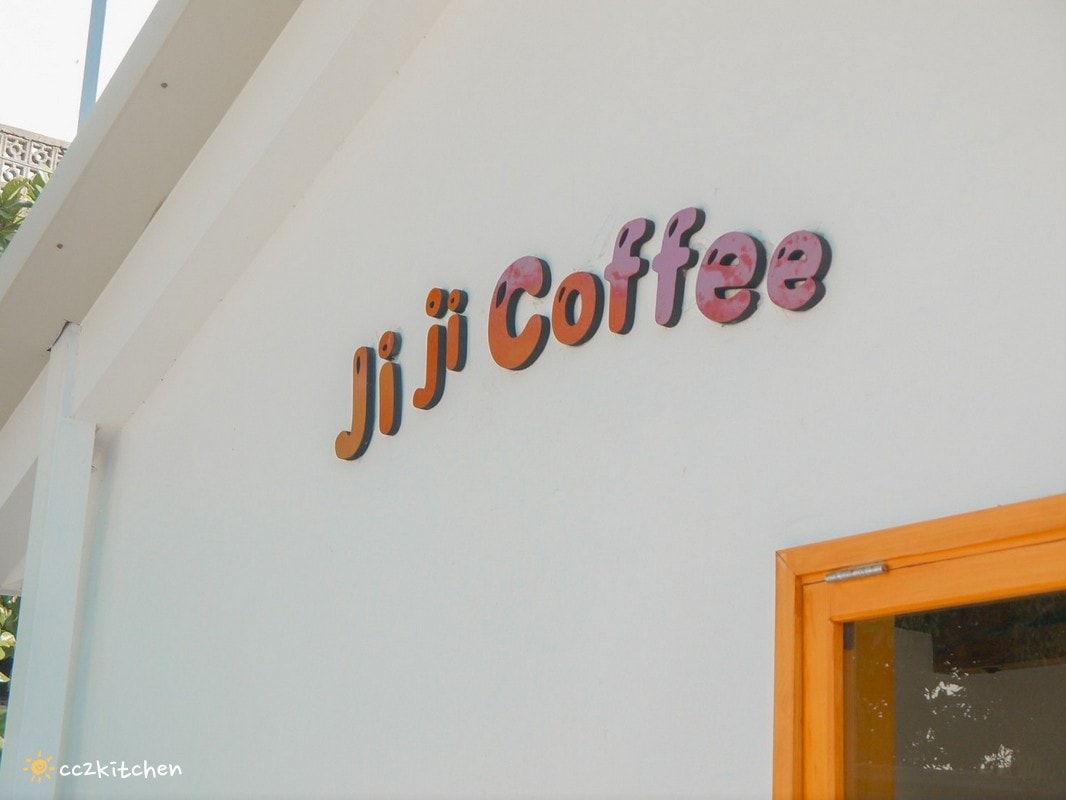 花蓮網美咖啡廳「Jiji Coffee 吉吉咖啡」，位於新城老街上、佳興檸檬汁旁～北海道生乳舒芙蕾專賣店、易開罐式咖啡飲品超吸睛！可外帶也可內用。