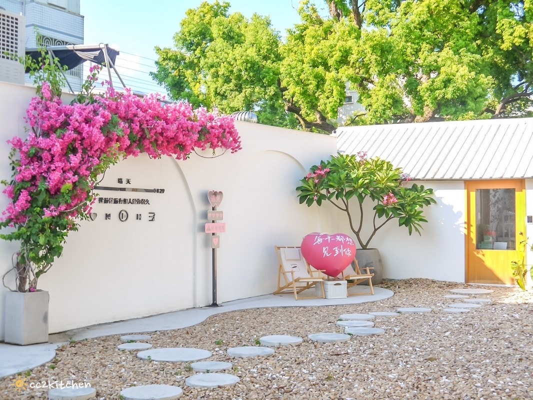 花蓮網美咖啡廳「Jiji Coffee 吉吉咖啡」，位於新城老街上、佳興檸檬汁旁～北海道生乳舒芙蕾專賣店、易開罐式咖啡飲品超吸睛！可外帶也可內用。