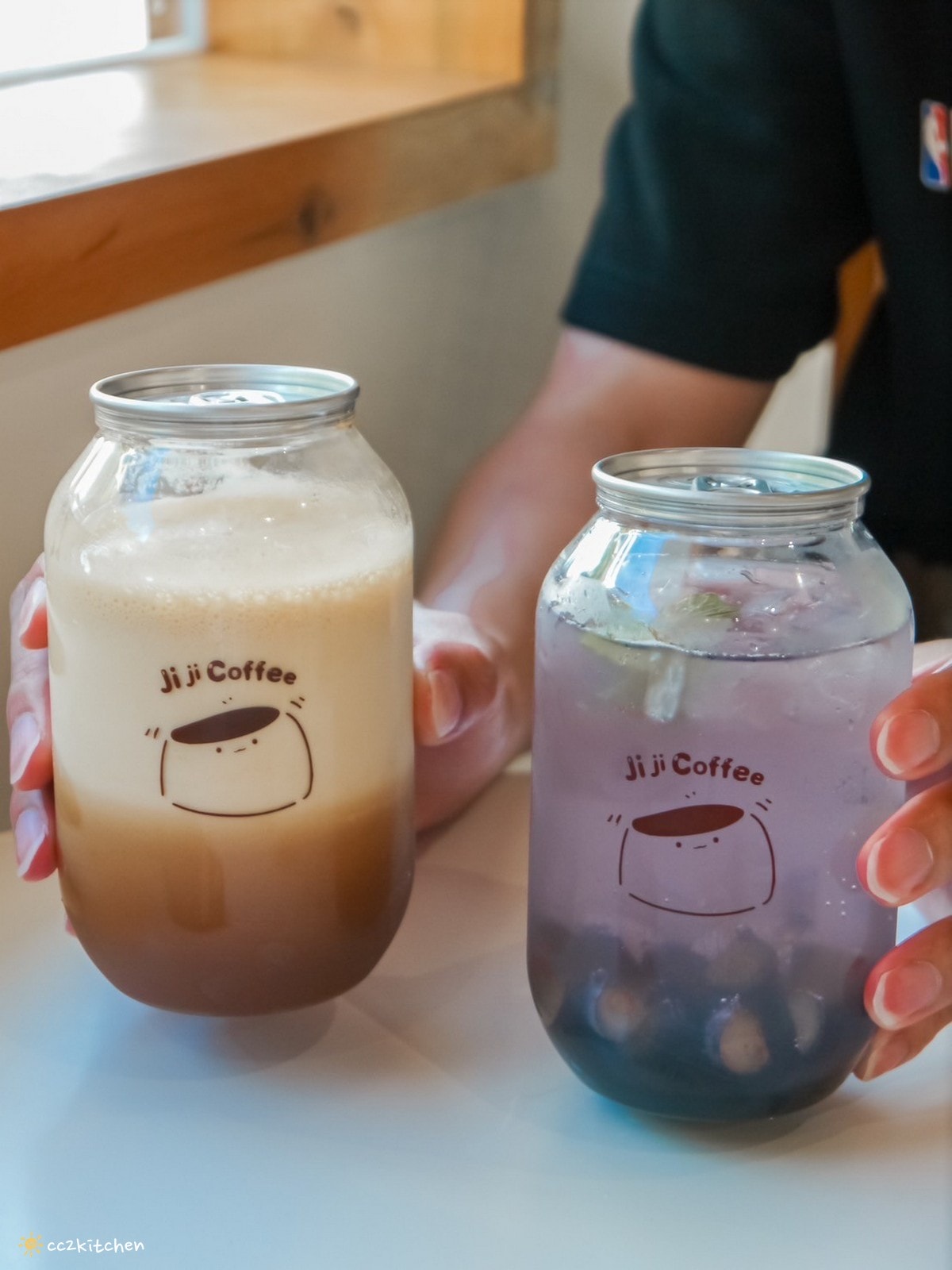 花蓮網美咖啡廳「Jiji Coffee 吉吉咖啡」，位於新城老街上、佳興檸檬汁旁～北海道生乳舒芙蕾專賣店、易開罐式咖啡飲品超吸睛！可外帶也可內用。