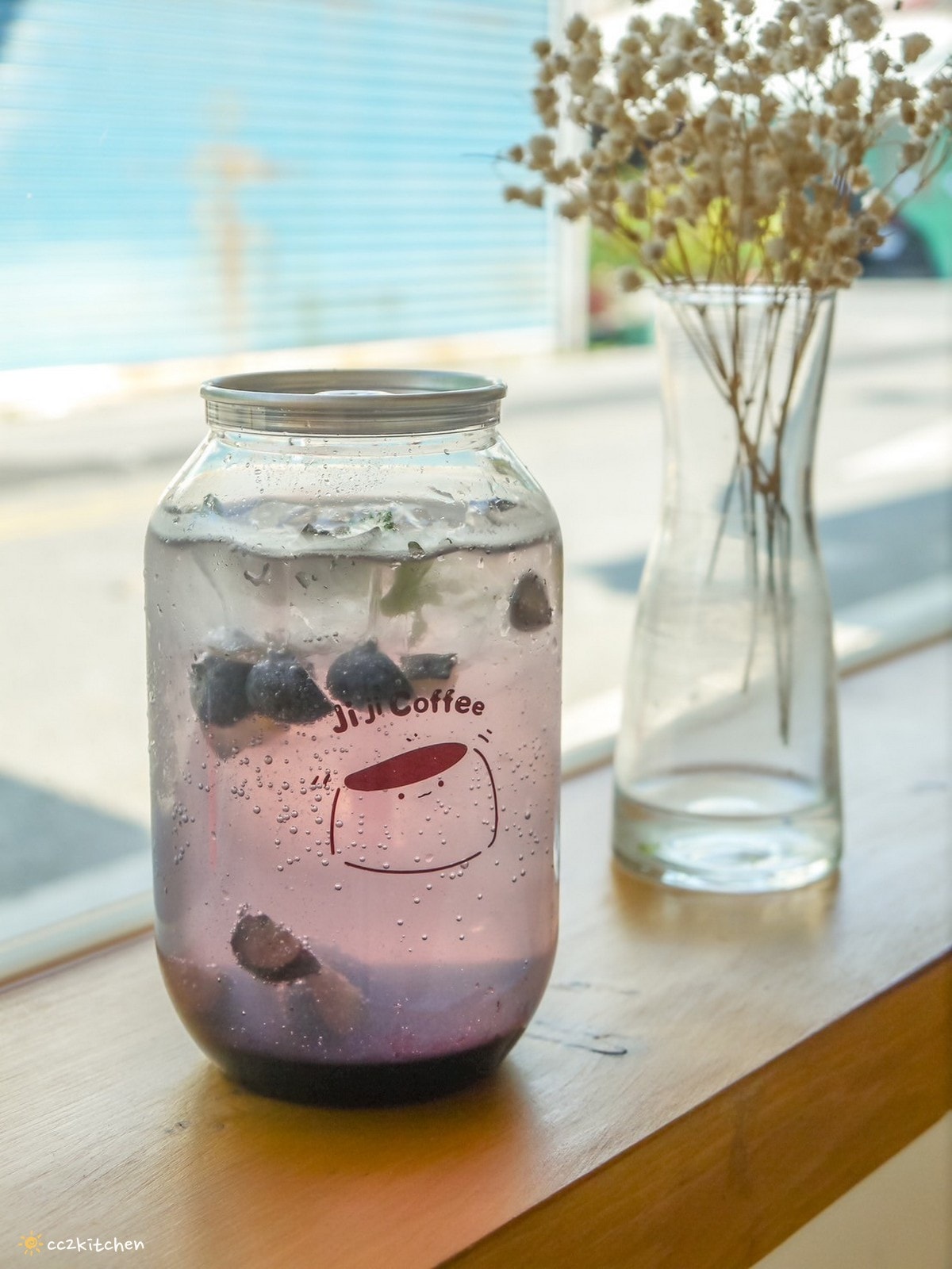 花蓮網美咖啡廳「Jiji Coffee 吉吉咖啡」，位於新城老街上、佳興檸檬汁旁～北海道生乳舒芙蕾專賣店、易開罐式咖啡飲品超吸睛！可外帶也可內用。