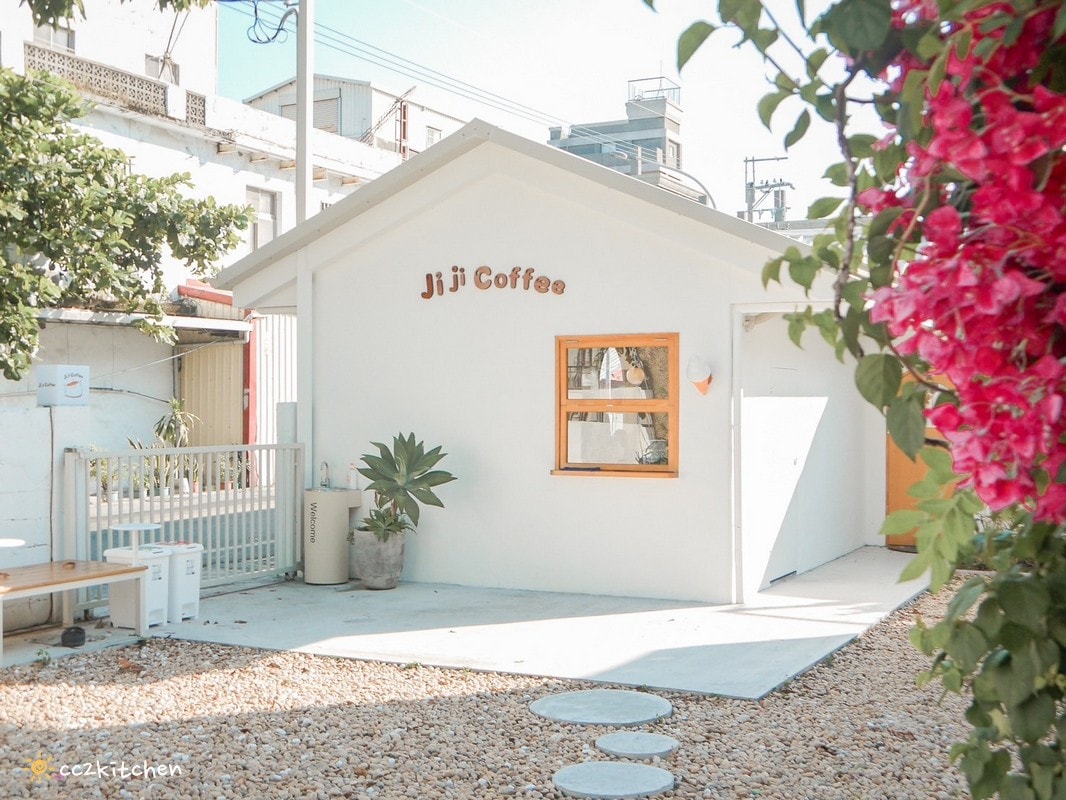 花蓮網美咖啡廳「Jiji Coffee 吉吉咖啡」，位於新城老街上、佳興檸檬汁旁～北海道生乳舒芙蕾專賣店、易開罐式咖啡飲品超吸睛！可外帶也可內用。