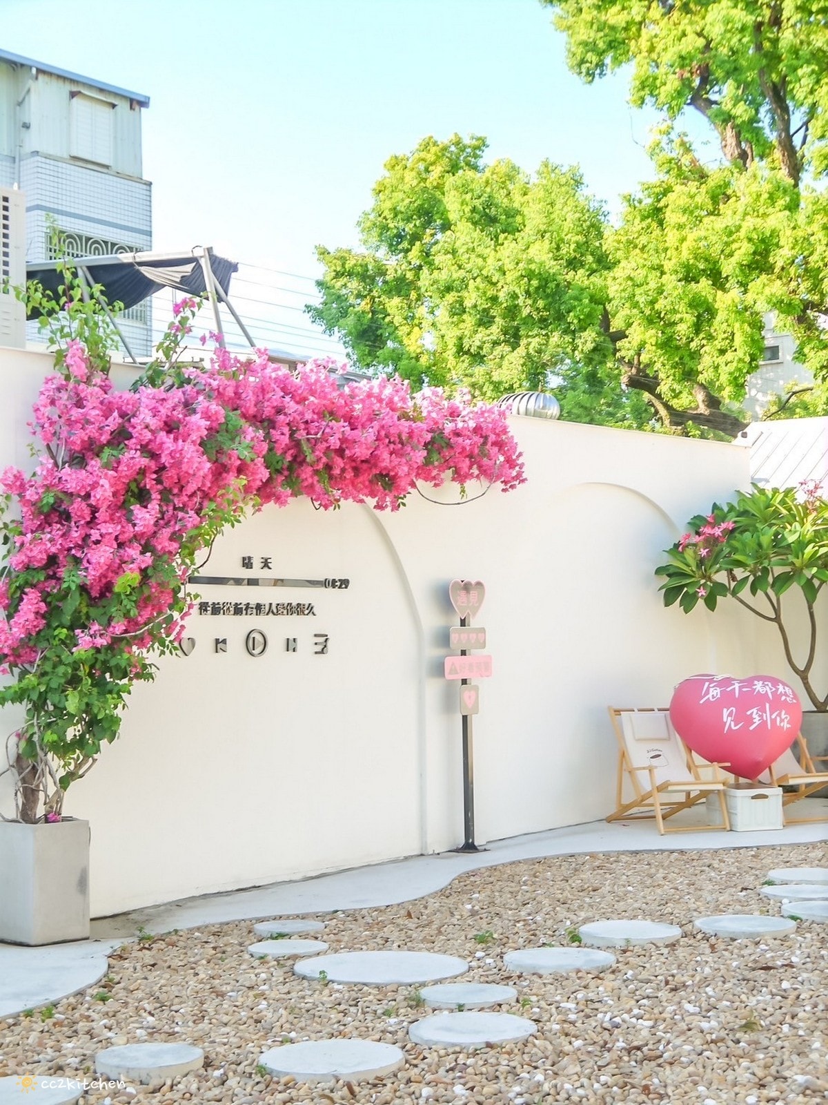 花蓮網美咖啡廳「Jiji Coffee 吉吉咖啡」，位於新城老街上、佳興檸檬汁旁～北海道生乳舒芙蕾專賣店、易開罐式咖啡飲品超吸睛！可外帶也可內用。