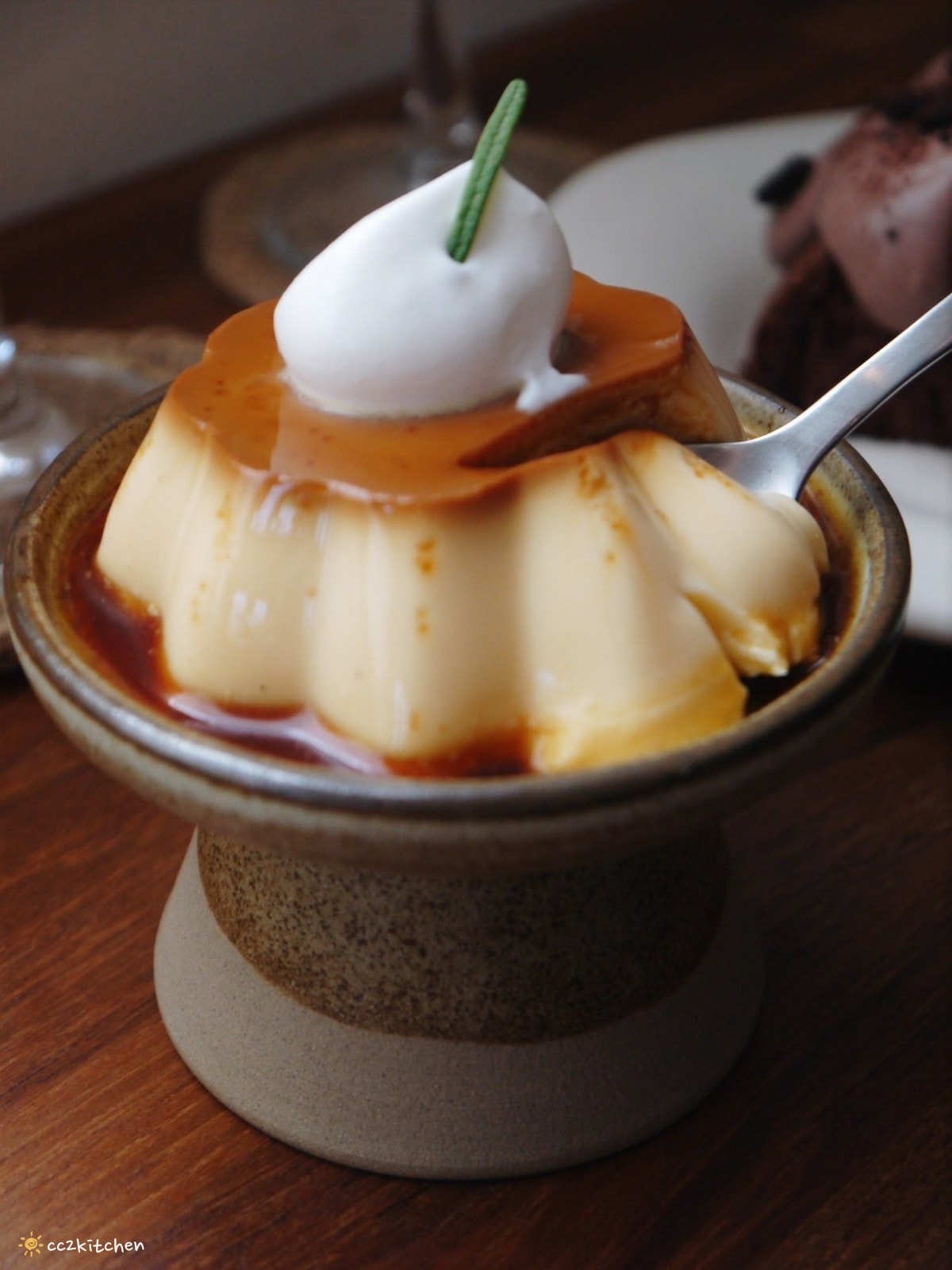 花蓮「坡上」招牌焦糖布丁只要60元好佛心！日系風格的溫潤木質調平價咖啡廳，甜點和價位都很可愛～花蓮旅遊咖啡下午茶推薦！