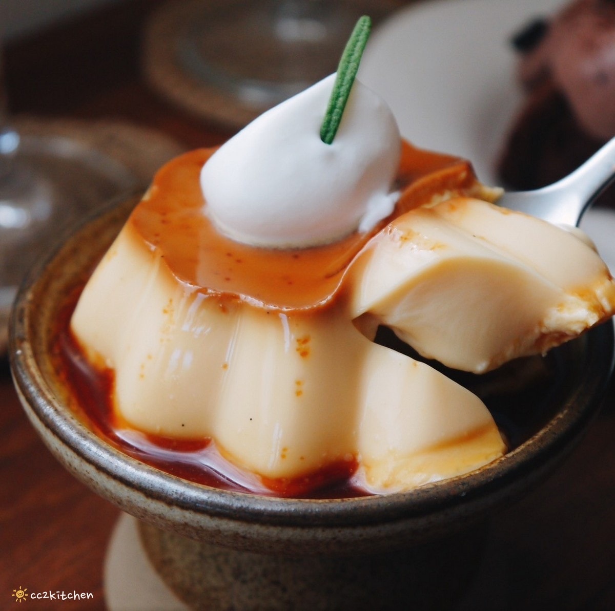 花蓮「坡上」招牌焦糖布丁只要60元好佛心！日系風格的溫潤木質調平價咖啡廳，甜點和價位都很可愛～花蓮旅遊咖啡下午茶推薦！