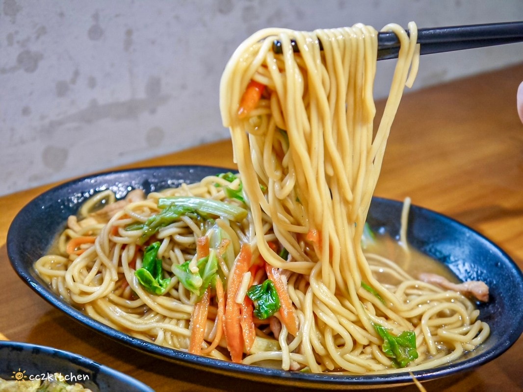 台東成功海鮮餐廳「比西里岸近海廚房」，鄰近三仙台的平價家常小餐館，單點制～價格平易近人，小家庭也能大啖海產！