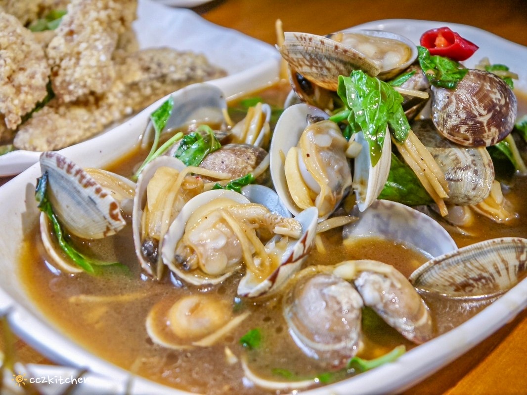 台東成功海鮮餐廳「比西里岸近海廚房」，鄰近三仙台的平價家常小餐館，單點制～價格平易近人，小家庭也能大啖海產！