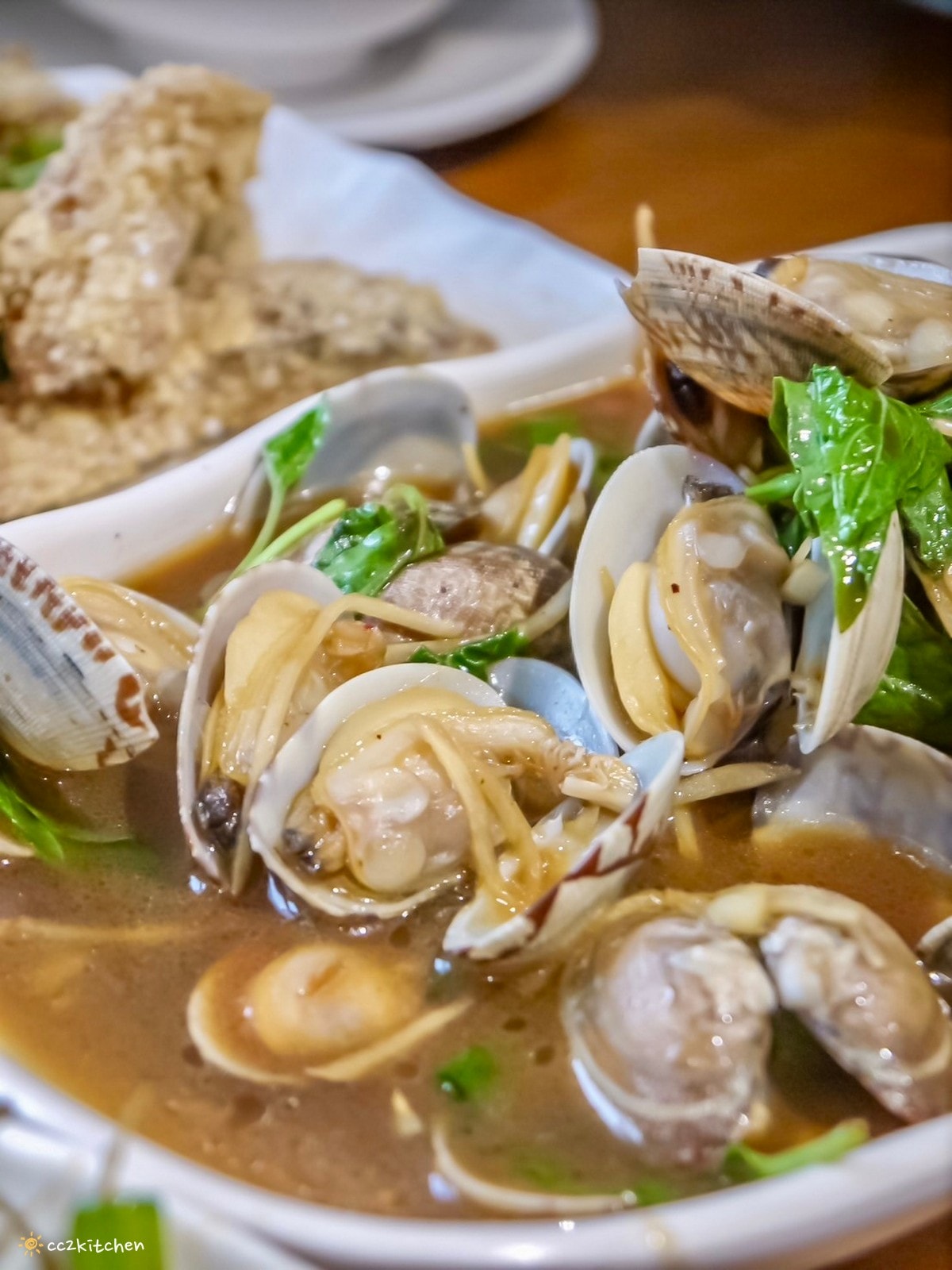 台東成功海鮮餐廳「比西里岸近海廚房」，鄰近三仙台的平價家常小餐館，單點制～價格平易近人，小家庭也能大啖海產！