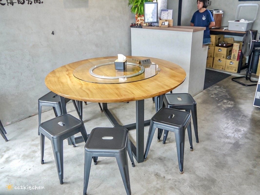 台東成功海鮮餐廳「比西里岸近海廚房」，鄰近三仙台的平價家常小餐館，單點制～價格平易近人，小家庭也能大啖海產！