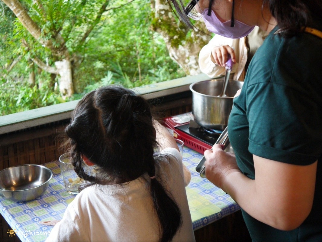 【2026台東太麻里金針山一日遊】金針山賞花秘境、森呼吸金針瑜珈、金針園採筍趣、水果茶凍DIY、大啖金針私房創意料理 ！