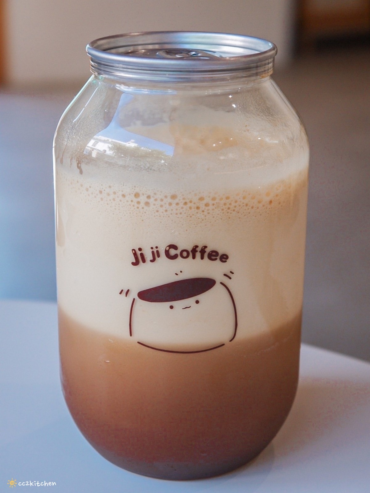 花蓮網美咖啡廳「Jiji Coffee 吉吉咖啡」,位於新城老街上、佳興檸檬汁旁~北海道生乳舒芙蕾專賣店、易開罐式咖啡飲品超吸睛!可外帶也可內用。 - 第28張圖