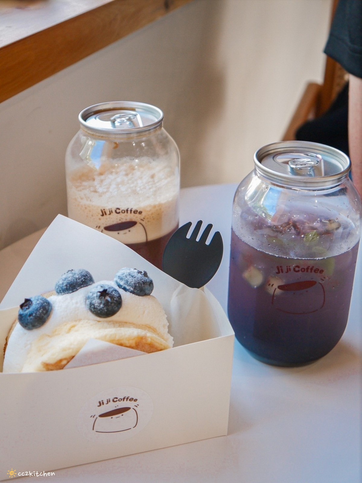 花蓮網美咖啡廳「Jiji Coffee 吉吉咖啡」,位於新城老街上、佳興檸檬汁旁~北海道生乳舒芙蕾專賣店、易開罐式咖啡飲品超吸睛!可外帶也可內用。 - 第22張圖