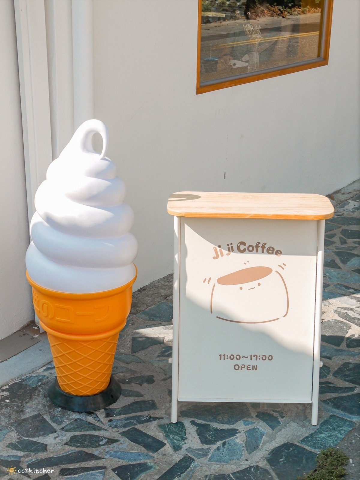 花蓮網美咖啡廳「Jiji Coffee 吉吉咖啡」,位於新城老街上、佳興檸檬汁旁~北海道生乳舒芙蕾專賣店、易開罐式咖啡飲品超吸睛!可外帶也可內用。 - 第3張圖