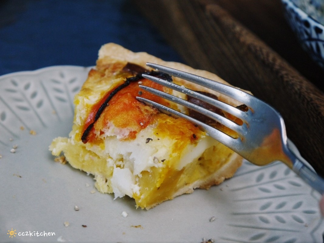 台東池上咖啡「小安比樂」feat.卡琺之谷，隱藏在稻香中的鄉村風咖啡廳！點一份仙草麵做的麻香拌麵、手工鄉村鹹派～在一片綠意中感受老宅漫時光。