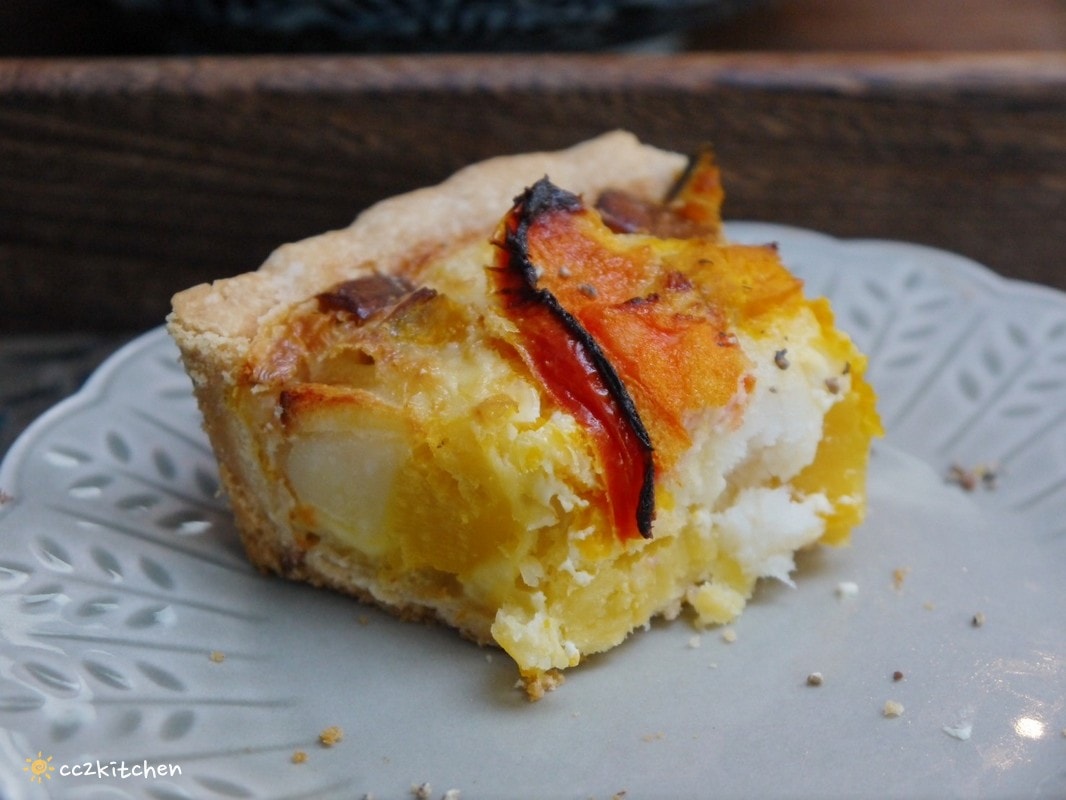 台東池上咖啡「小安比樂」feat.卡琺之谷，隱藏在稻香中的鄉村風咖啡廳！點一份仙草麵做的麻香拌麵、手工鄉村鹹派～在一片綠意中感受老宅漫時光。