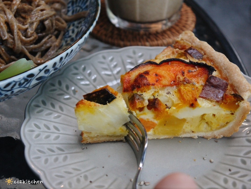 台東池上咖啡「小安比樂」feat.卡琺之谷，隱藏在稻香中的鄉村風咖啡廳！點一份仙草麵做的麻香拌麵、手工鄉村鹹派～在一片綠意中感受老宅漫時光。