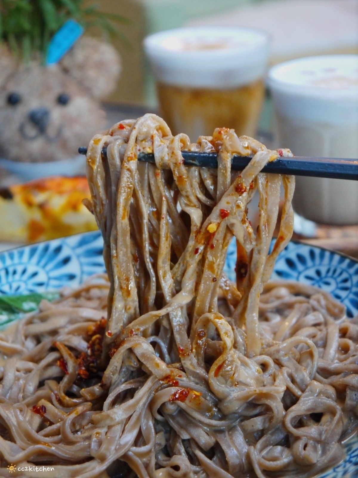 台東池上咖啡「小安比樂」feat.卡琺之谷，隱藏在稻香中的鄉村風咖啡廳！點一份仙草麵做的麻香拌麵、手工鄉村鹹派～在一片綠意中感受老宅漫時光。