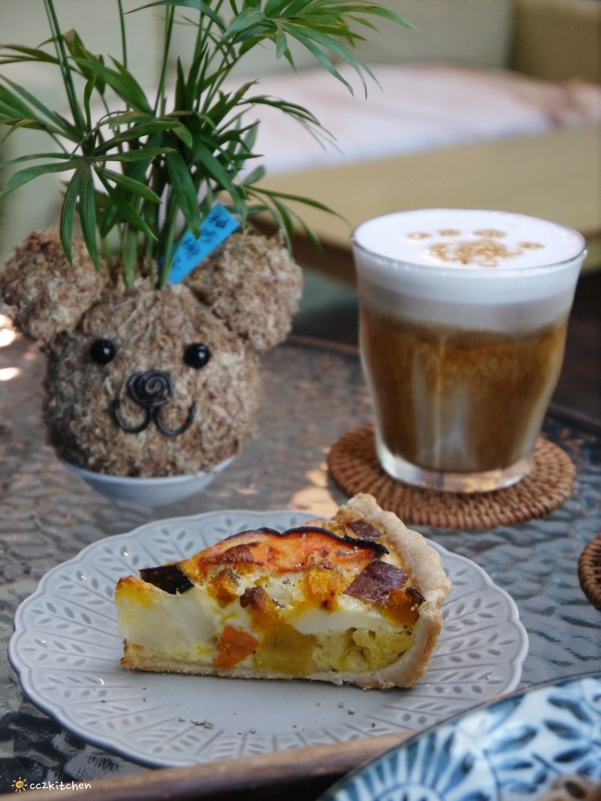 台東池上咖啡「小安比樂」feat.卡琺之谷，隱藏在稻香中的鄉村風咖啡廳！點一份仙草麵做的麻香拌麵、手工鄉村鹹派～在一片綠意中感受老宅漫時光。