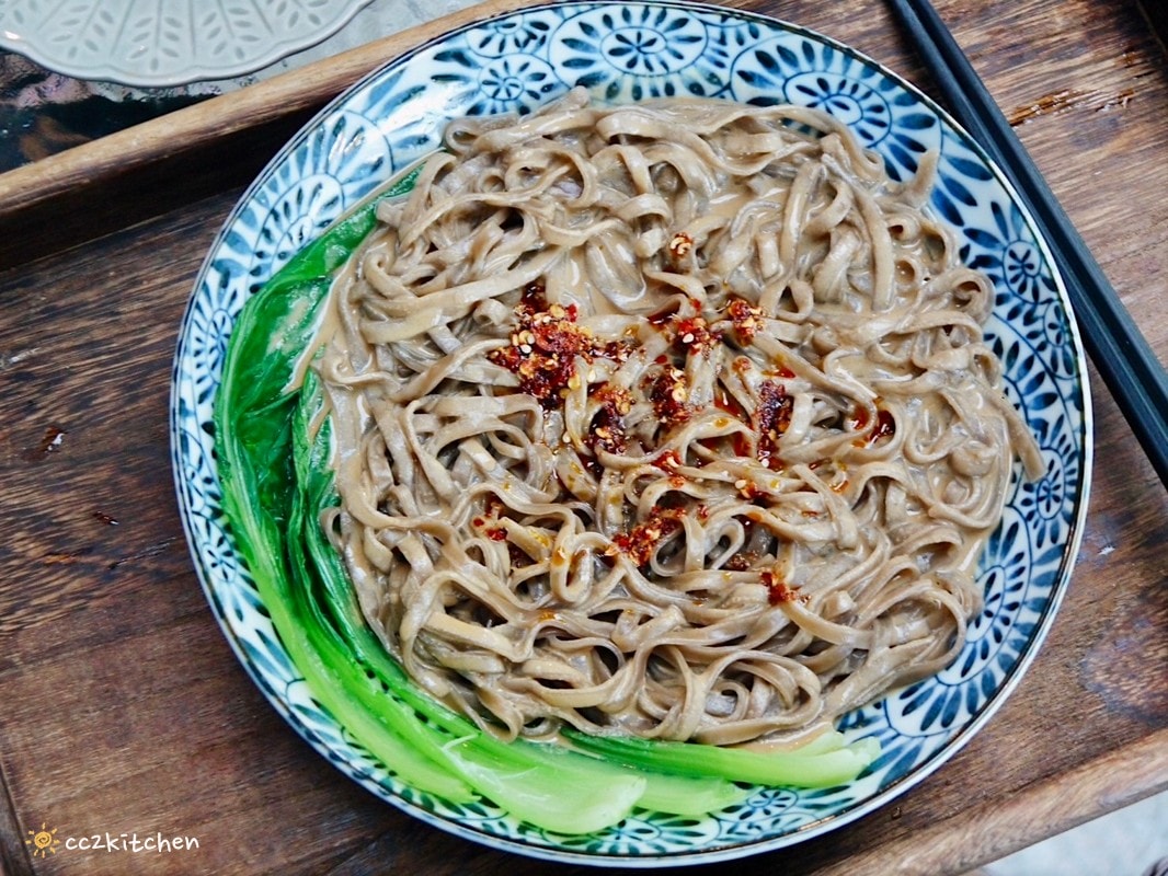 台東池上咖啡「小安比樂」feat.卡琺之谷，隱藏在稻香中的鄉村風咖啡廳！點一份仙草麵做的麻香拌麵、手工鄉村鹹派～在一片綠意中感受老宅漫時光。