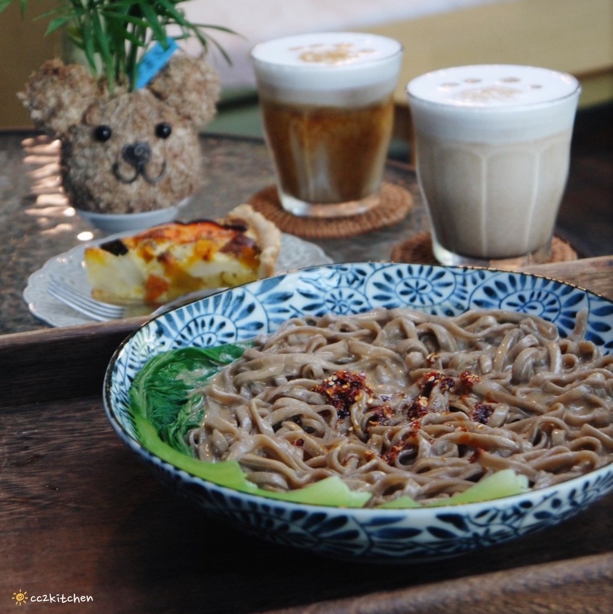 台東池上咖啡「小安比樂」feat.卡琺之谷，隱藏在稻香中的鄉村風咖啡廳！點一份仙草麵做的麻香拌麵、手工鄉村鹹派～在一片綠意中感受老宅漫時光。