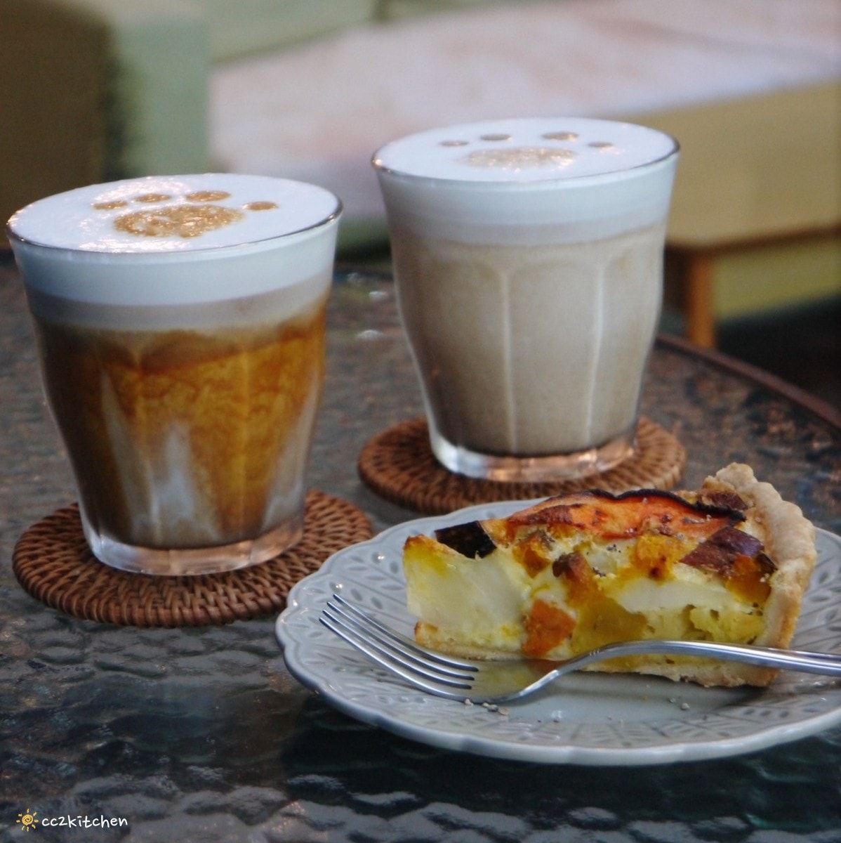 台東池上咖啡「小安比樂」feat.卡琺之谷，隱藏在稻香中的鄉村風咖啡廳！點一份仙草麵做的麻香拌麵、手工鄉村鹹派～在一片綠意中感受老宅漫時光。