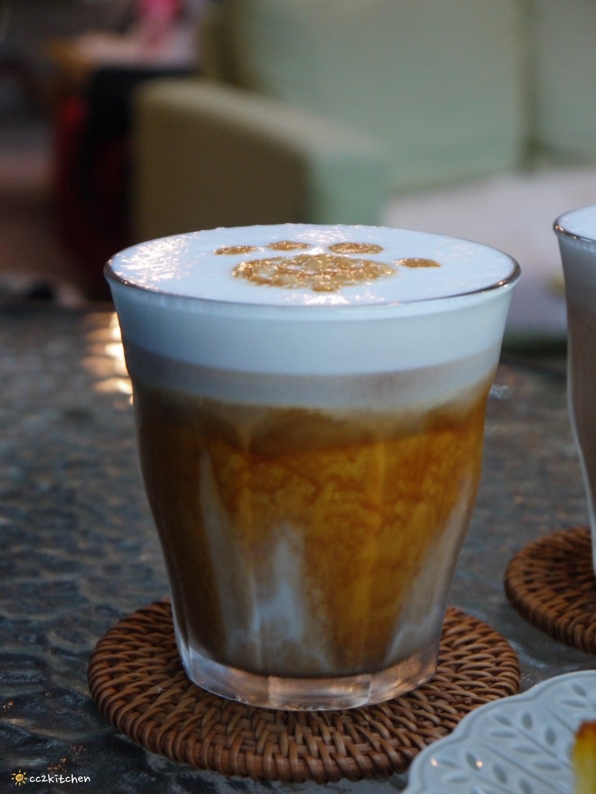 台東池上咖啡「小安比樂」feat.卡琺之谷，隱藏在稻香中的鄉村風咖啡廳！點一份仙草麵做的麻香拌麵、手工鄉村鹹派～在一片綠意中感受老宅漫時光。