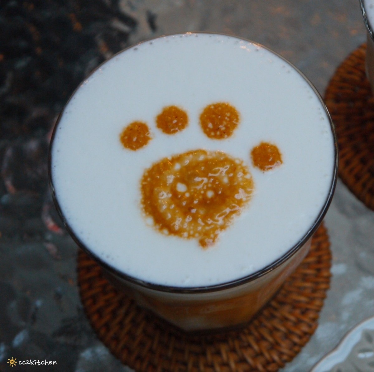 台東池上咖啡「小安比樂」feat.卡琺之谷，隱藏在稻香中的鄉村風咖啡廳！點一份仙草麵做的麻香拌麵、手工鄉村鹹派～在一片綠意中感受老宅漫時光。