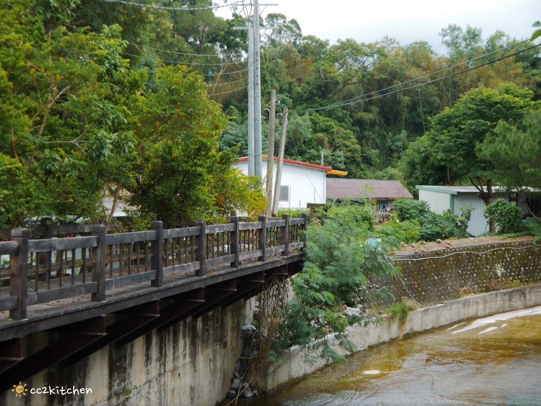 台東池上咖啡「小安比樂」feat.卡琺之谷，隱藏在稻香中的鄉村風咖啡廳！點一份仙草麵做的麻香拌麵、手工鄉村鹹派～在一片綠意中感受老宅漫時光。
