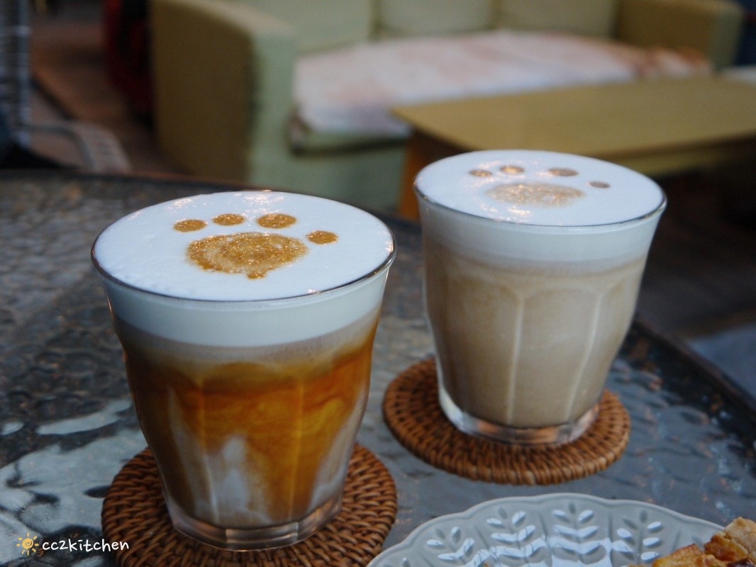 台東池上咖啡「小安比樂」feat.卡琺之谷，隱藏在稻香中的鄉村風咖啡廳！點一份仙草麵做的麻香拌麵、手工鄉村鹹派～在一片綠意中感受老宅漫時光。