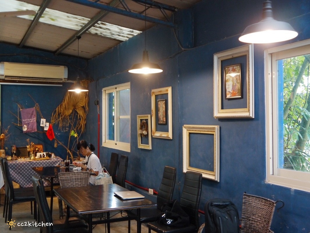 台東池上咖啡「小安比樂」feat.卡琺之谷，隱藏在稻香中的鄉村風咖啡廳！點一份仙草麵做的麻香拌麵、手工鄉村鹹派～在一片綠意中感受老宅漫時光。