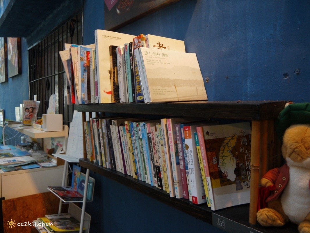 台東池上咖啡「小安比樂」feat.卡琺之谷，隱藏在稻香中的鄉村風咖啡廳！點一份仙草麵做的麻香拌麵、手工鄉村鹹派～在一片綠意中感受老宅漫時光。