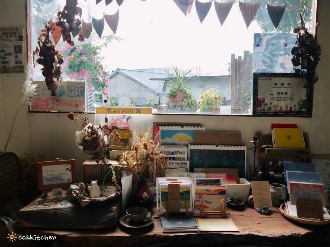 台東池上咖啡「小安比樂」feat.卡琺之谷，隱藏在稻香中的鄉村風咖啡廳！點一份仙草麵做的麻香拌麵、手工鄉村鹹派～在一片綠意中感受老宅漫時光。