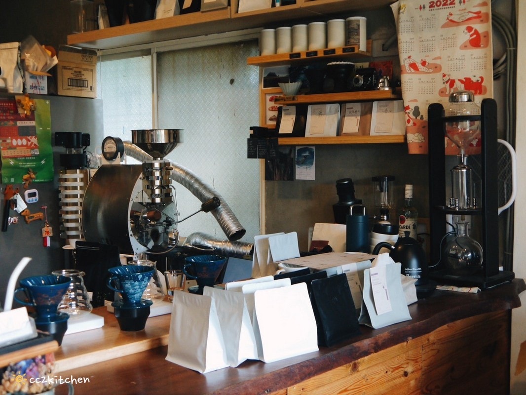 台東池上咖啡「小安比樂」feat.卡琺之谷，隱藏在稻香中的鄉村風咖啡廳！點一份仙草麵做的麻香拌麵、手工鄉村鹹派～在一片綠意中感受老宅漫時光。