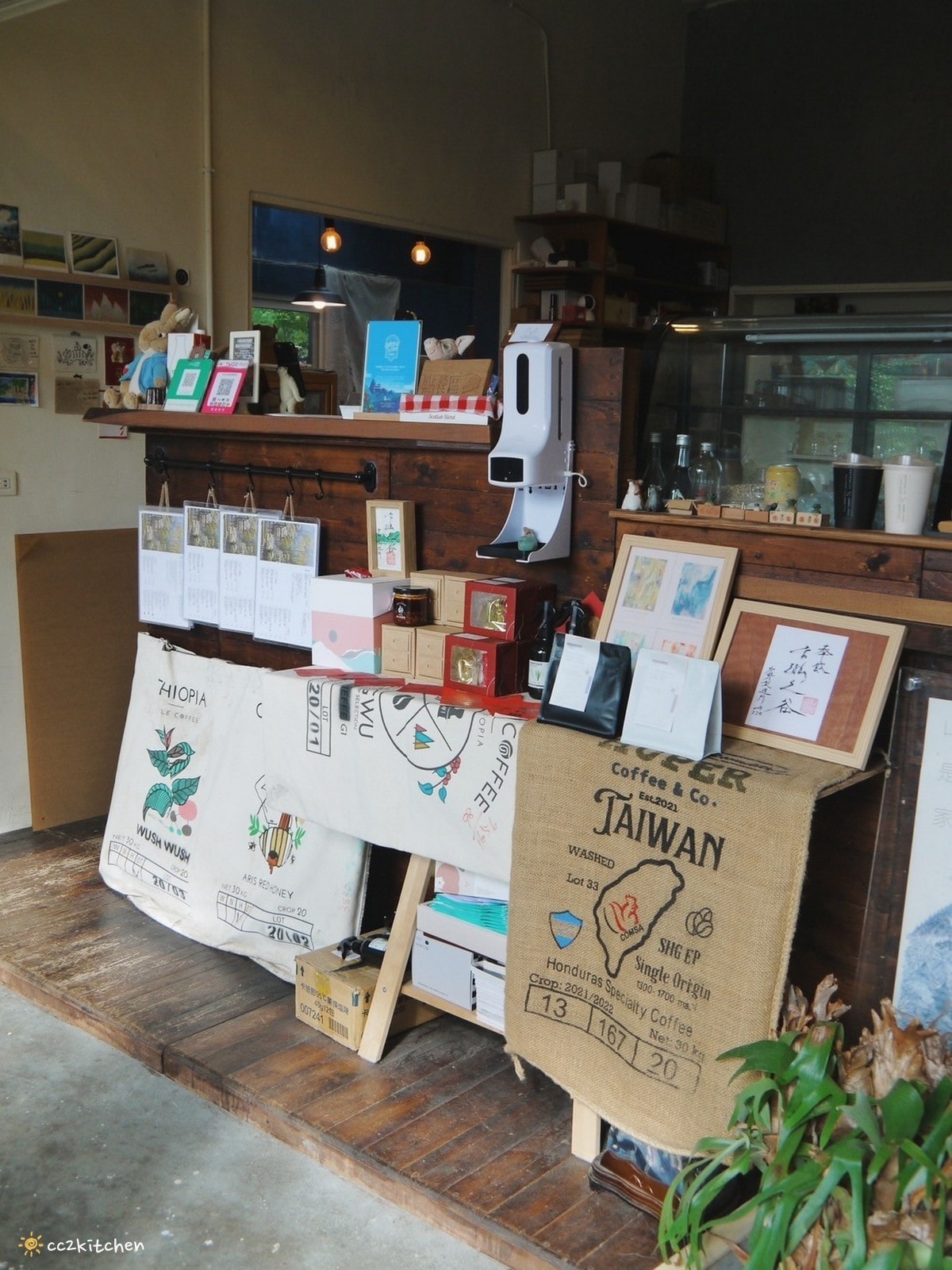 台東池上咖啡「小安比樂」feat.卡琺之谷，隱藏在稻香中的鄉村風咖啡廳！點一份仙草麵做的麻香拌麵、手工鄉村鹹派～在一片綠意中感受老宅漫時光。