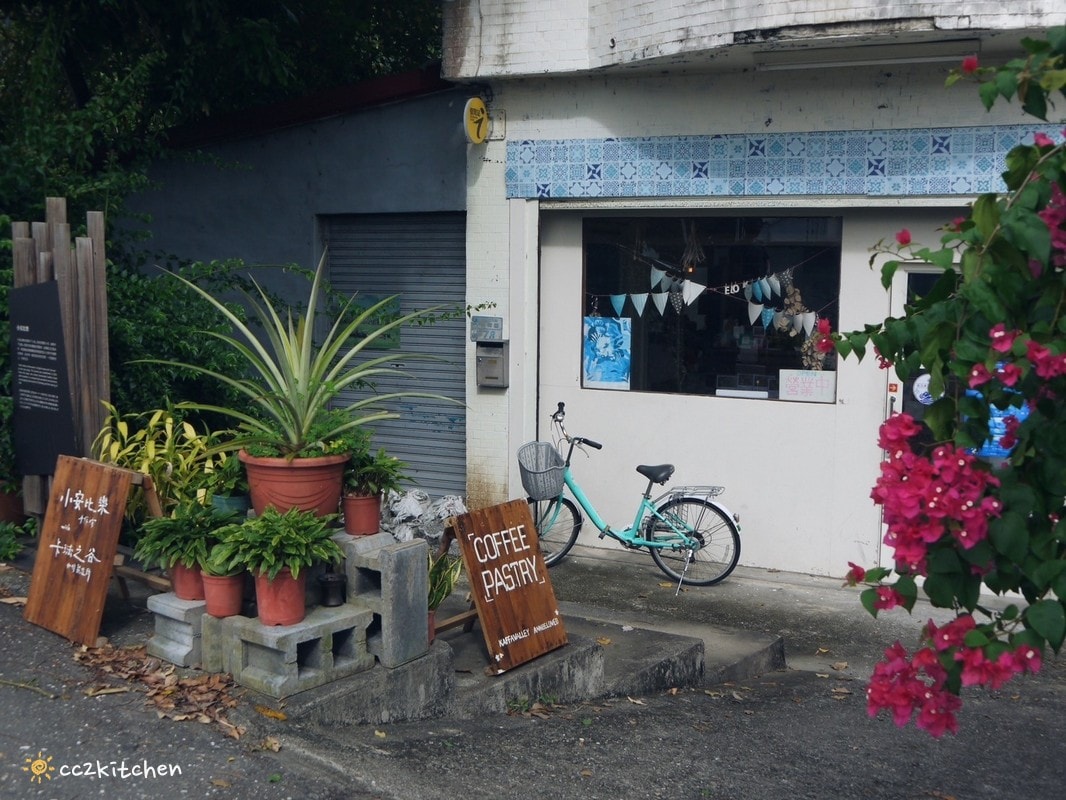 台東池上咖啡「小安比樂」feat.卡琺之谷，隱藏在稻香中的鄉村風咖啡廳！點一份仙草麵做的麻香拌麵、手工鄉村鹹派～在一片綠意中感受老宅漫時光。