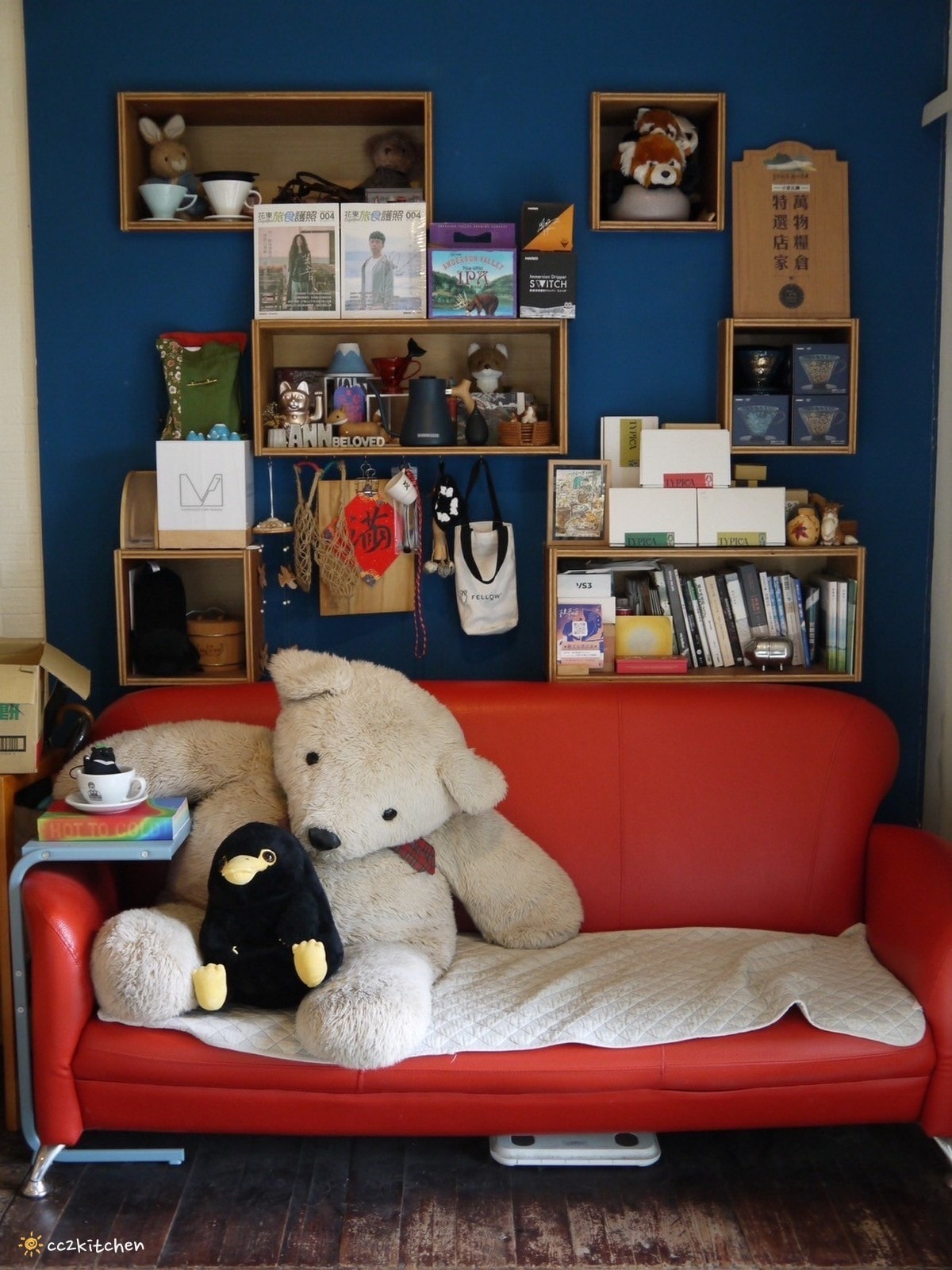 台東池上咖啡「小安比樂」feat.卡琺之谷，隱藏在稻香中的鄉村風咖啡廳！點一份仙草麵做的麻香拌麵、手工鄉村鹹派～在一片綠意中感受老宅漫時光。