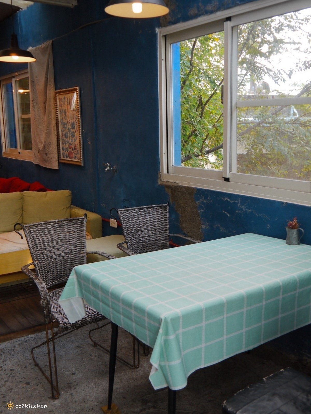 台東池上咖啡「小安比樂」feat.卡琺之谷，隱藏在稻香中的鄉村風咖啡廳！點一份仙草麵做的麻香拌麵、手工鄉村鹹派～在一片綠意中感受老宅漫時光。