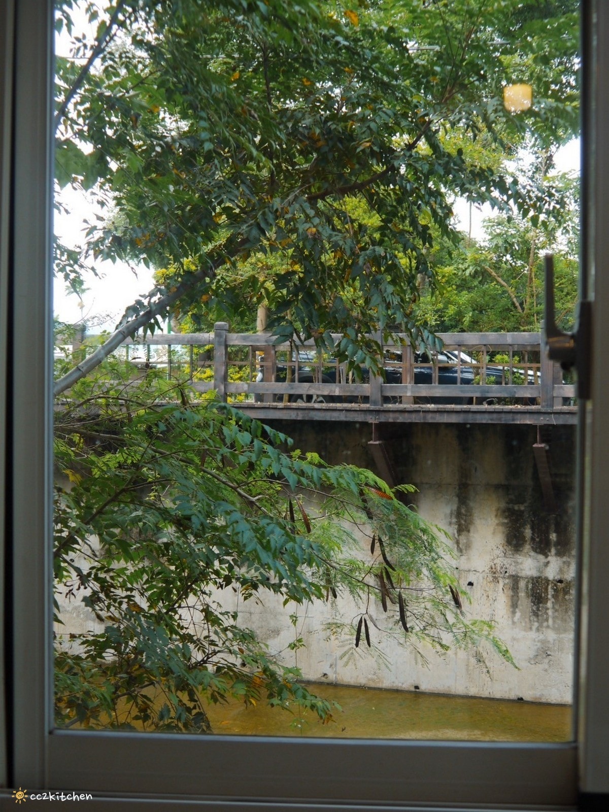 台東池上咖啡「小安比樂」feat.卡琺之谷，隱藏在稻香中的鄉村風咖啡廳！點一份仙草麵做的麻香拌麵、手工鄉村鹹派～在一片綠意中感受老宅漫時光。