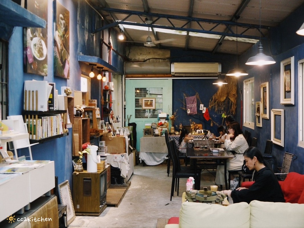 台東池上咖啡「小安比樂」feat.卡琺之谷，隱藏在稻香中的鄉村風咖啡廳！點一份仙草麵做的麻香拌麵、手工鄉村鹹派～在一片綠意中感受老宅漫時光。