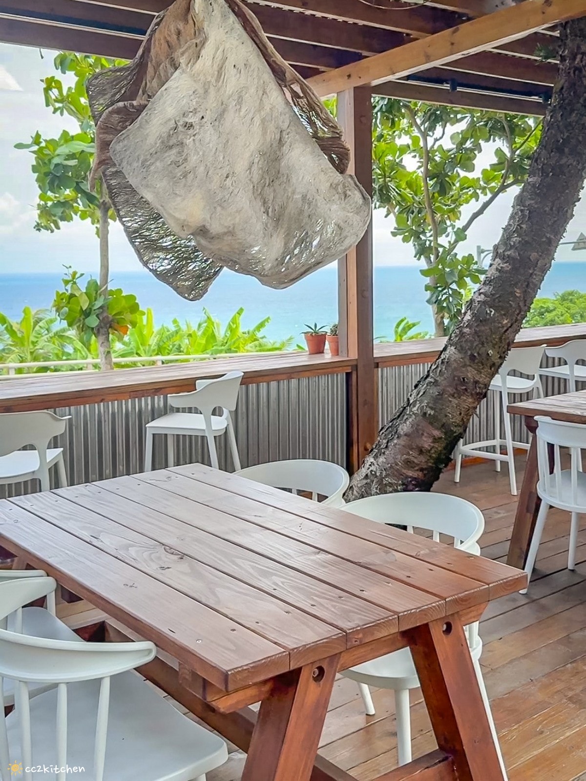 花蓮森林系網美餐廳「山下陳涼Enjoy the cool」，主打東南亞特色料理，鄰近山度空間、遠雄海洋公園。