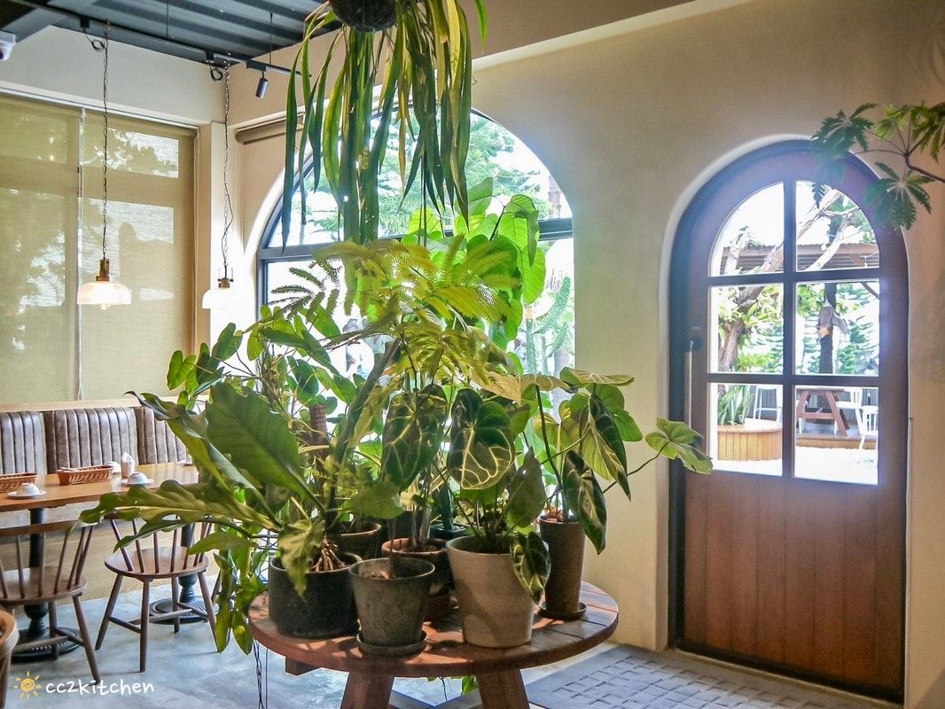 花蓮森林系網美餐廳「山下陳涼Enjoy the cool」，主打東南亞特色料理，鄰近山度空間、遠雄海洋公園。