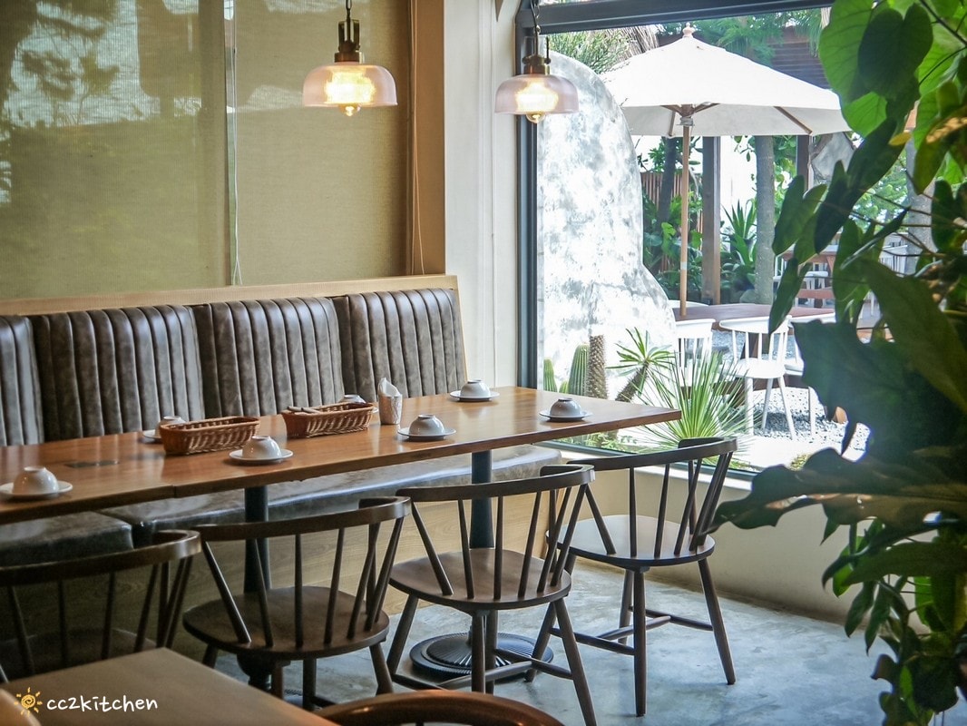 花蓮森林系網美餐廳「山下陳涼Enjoy the cool」，主打東南亞特色料理，鄰近山度空間、遠雄海洋公園。