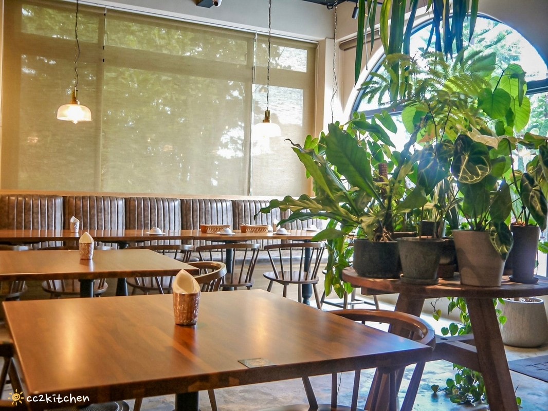 花蓮森林系網美餐廳「山下陳涼Enjoy the cool」，主打東南亞特色料理，鄰近山度空間、遠雄海洋公園。