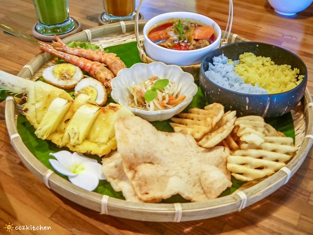 花蓮森林系網美餐廳「山下陳涼Enjoy the cool」，主打東南亞特色料理，鄰近山度空間、遠雄海洋公園。