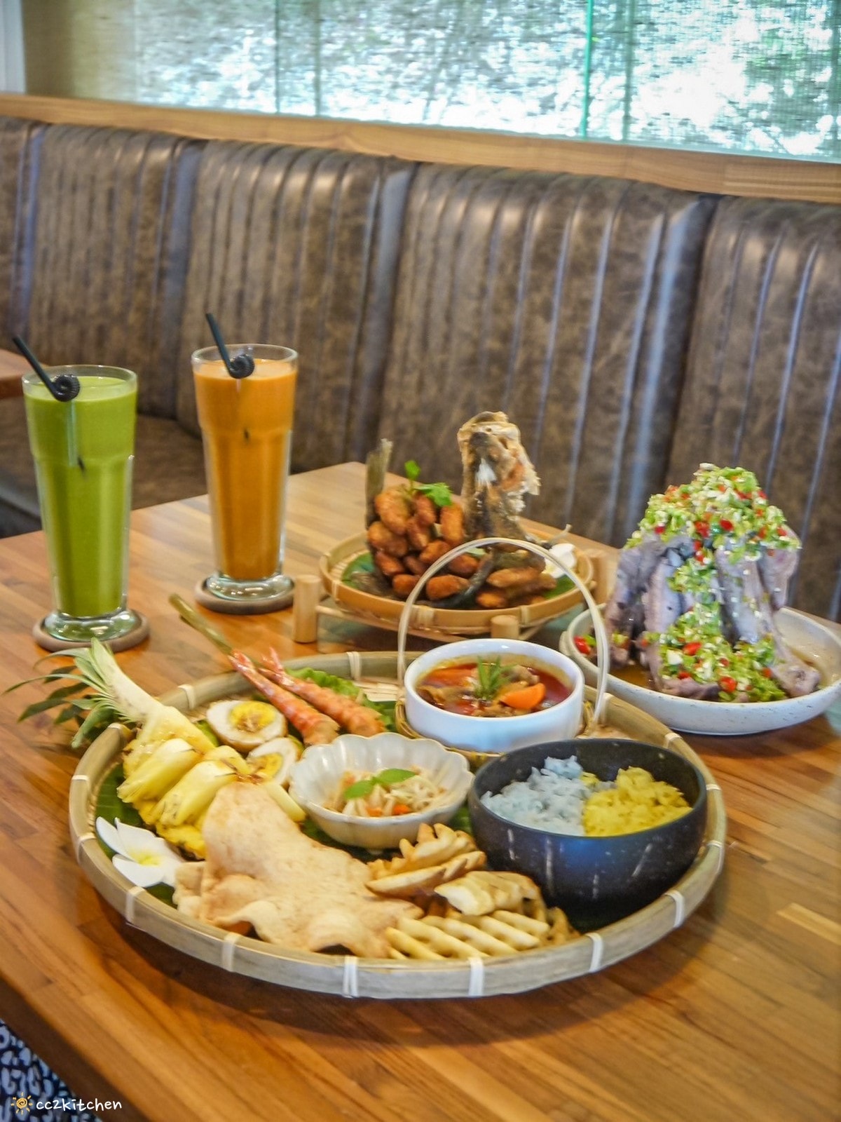 花蓮森林系網美餐廳「山下陳涼Enjoy the cool」，主打東南亞特色料理，鄰近山度空間、遠雄海洋公園。