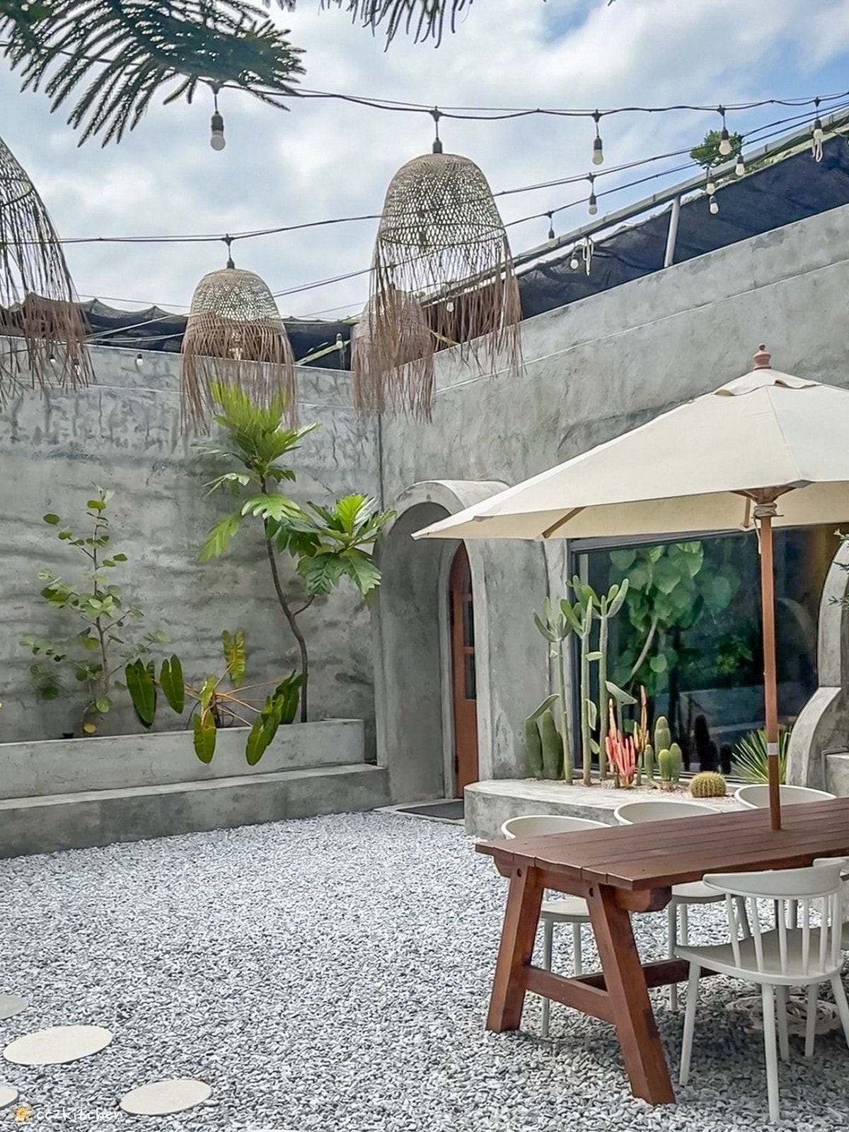 花蓮森林系網美餐廳「山下陳涼Enjoy the cool」，主打東南亞特色料理，鄰近山度空間、遠雄海洋公園。